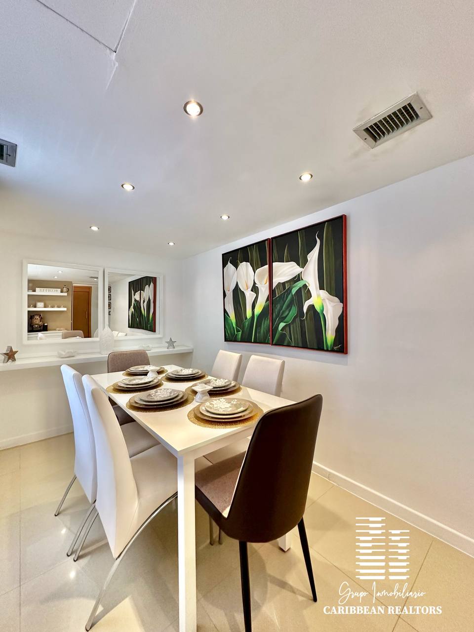 EN ALQUILER MODERNO TOWN HOUSE EN EL CONJ RESD. PLAZA REAL. PLAYA MORENO