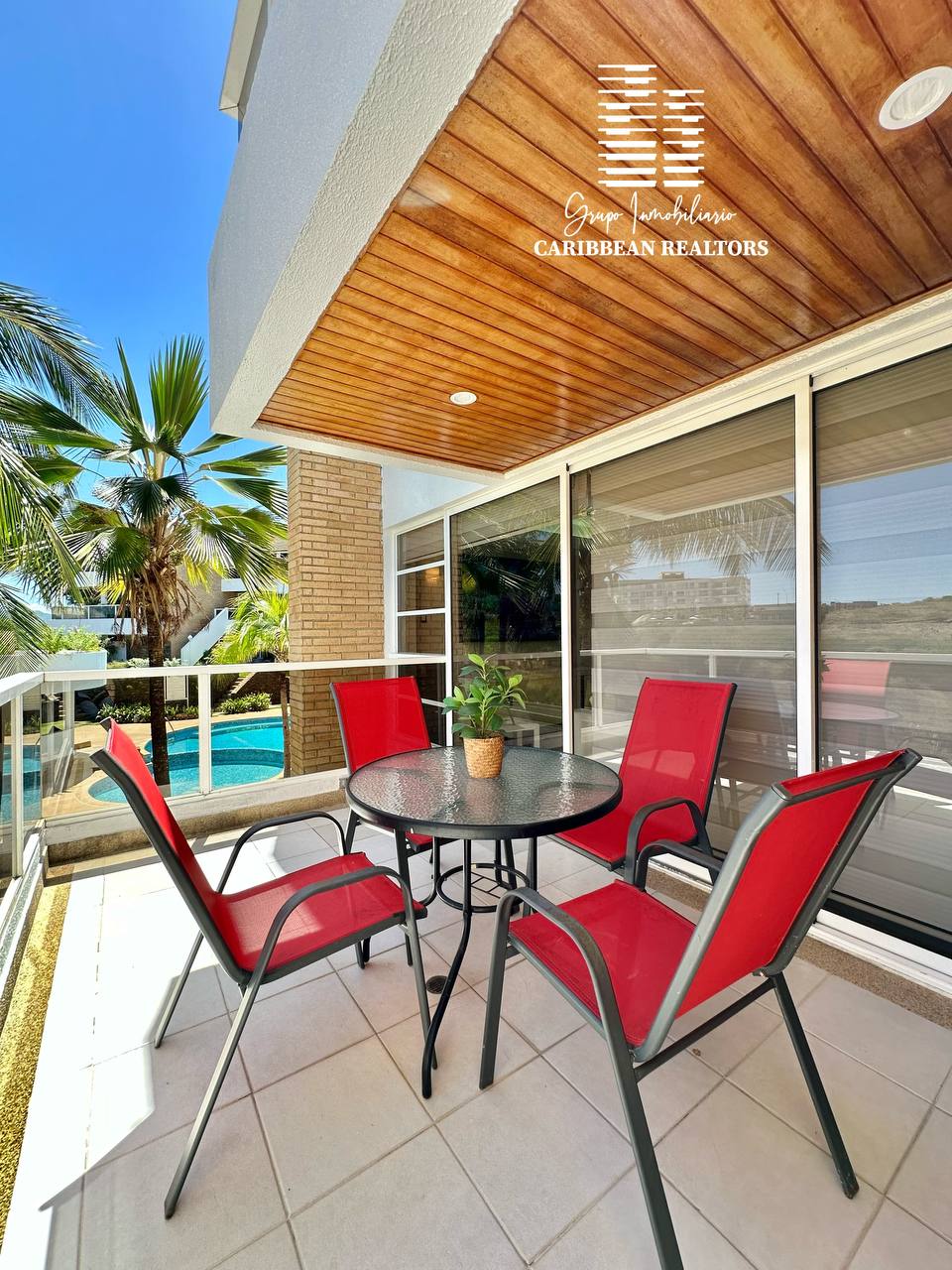 EN ALQUILER MODERNO TOWN HOUSE EN EL CONJ RESD. PLAZA REAL. PLAYA MORENO