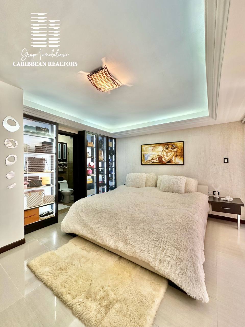 EN ALQUILER MODERNO TOWN HOUSE EN EL CONJ RESD. PLAZA REAL. PLAYA MORENO