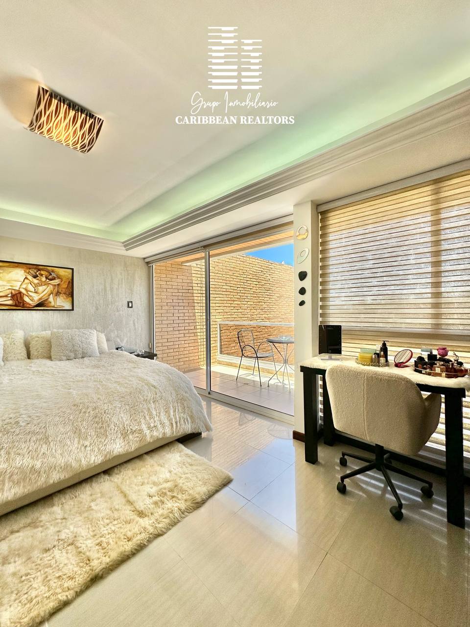 EN ALQUILER MODERNO TOWN HOUSE EN EL CONJ RESD. PLAZA REAL. PLAYA MORENO