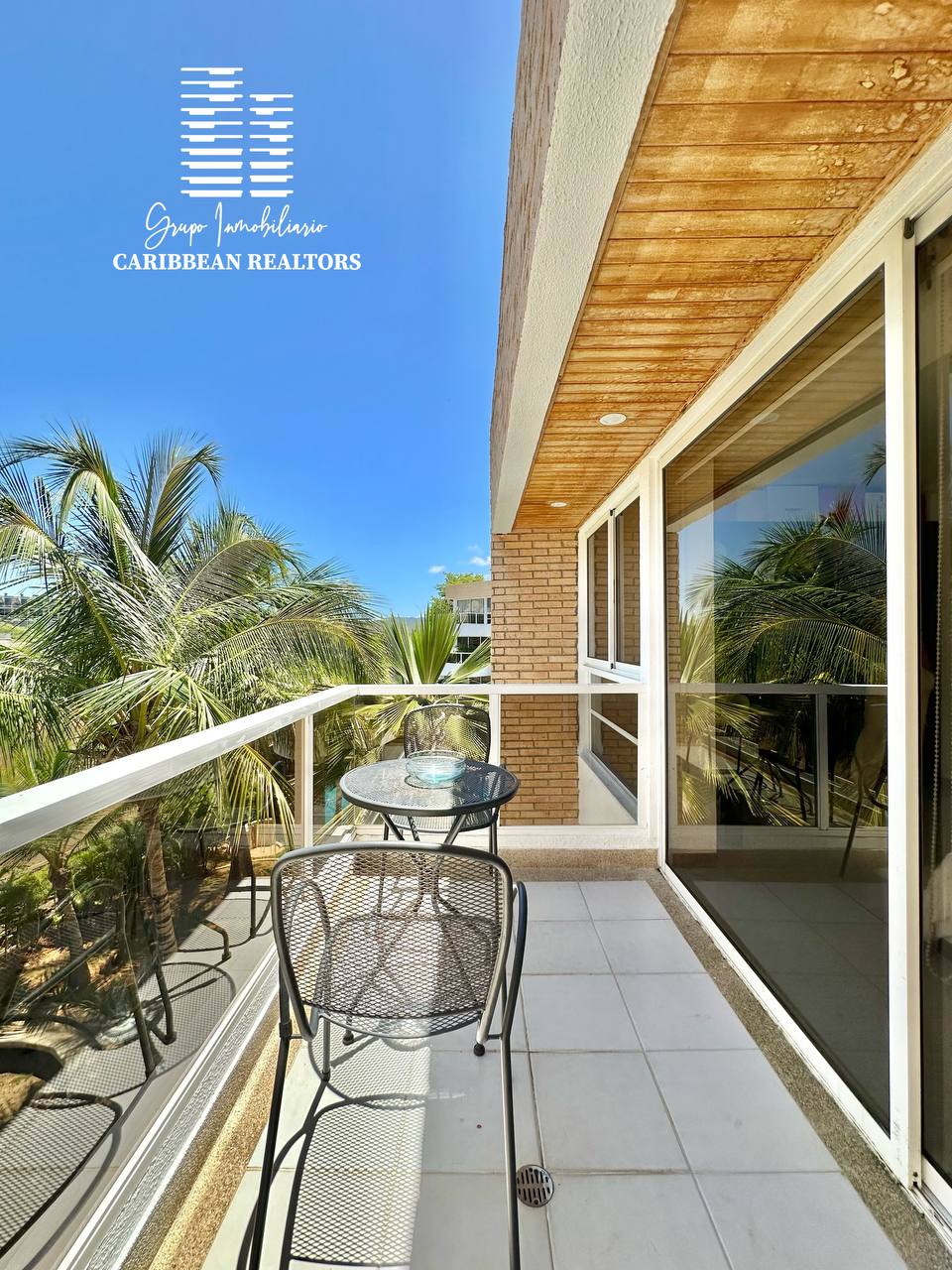 EN ALQUILER MODERNO TOWN HOUSE EN EL CONJ RESD. PLAZA REAL. PLAYA MORENO