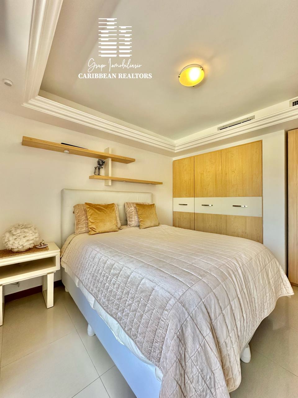 EN ALQUILER MODERNO TOWN HOUSE EN EL CONJ RESD. PLAZA REAL. PLAYA MORENO