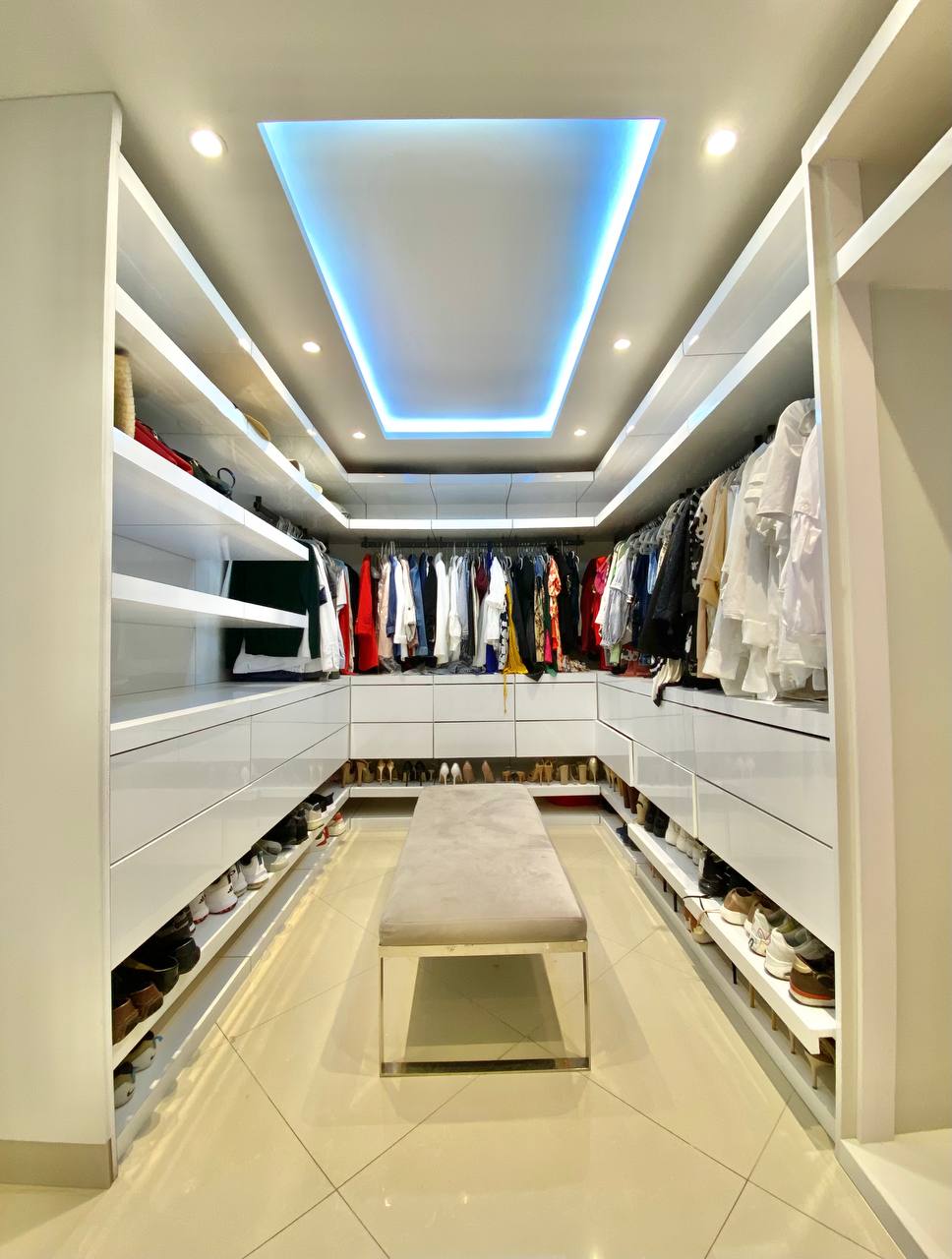 EN VENTA ELEGANTE CASA EN EL CONJ RESD MAJESTIC VILLAGE. LOS ROBLES