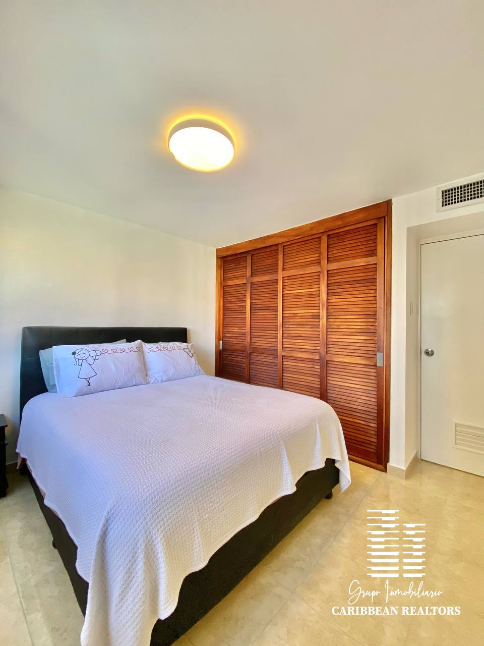 EN ALQUILER COMODO APARTAMENTO EN EL CONJ RESD ARCHIPIELAGO GARDEN. PLAYA EL ANGEL