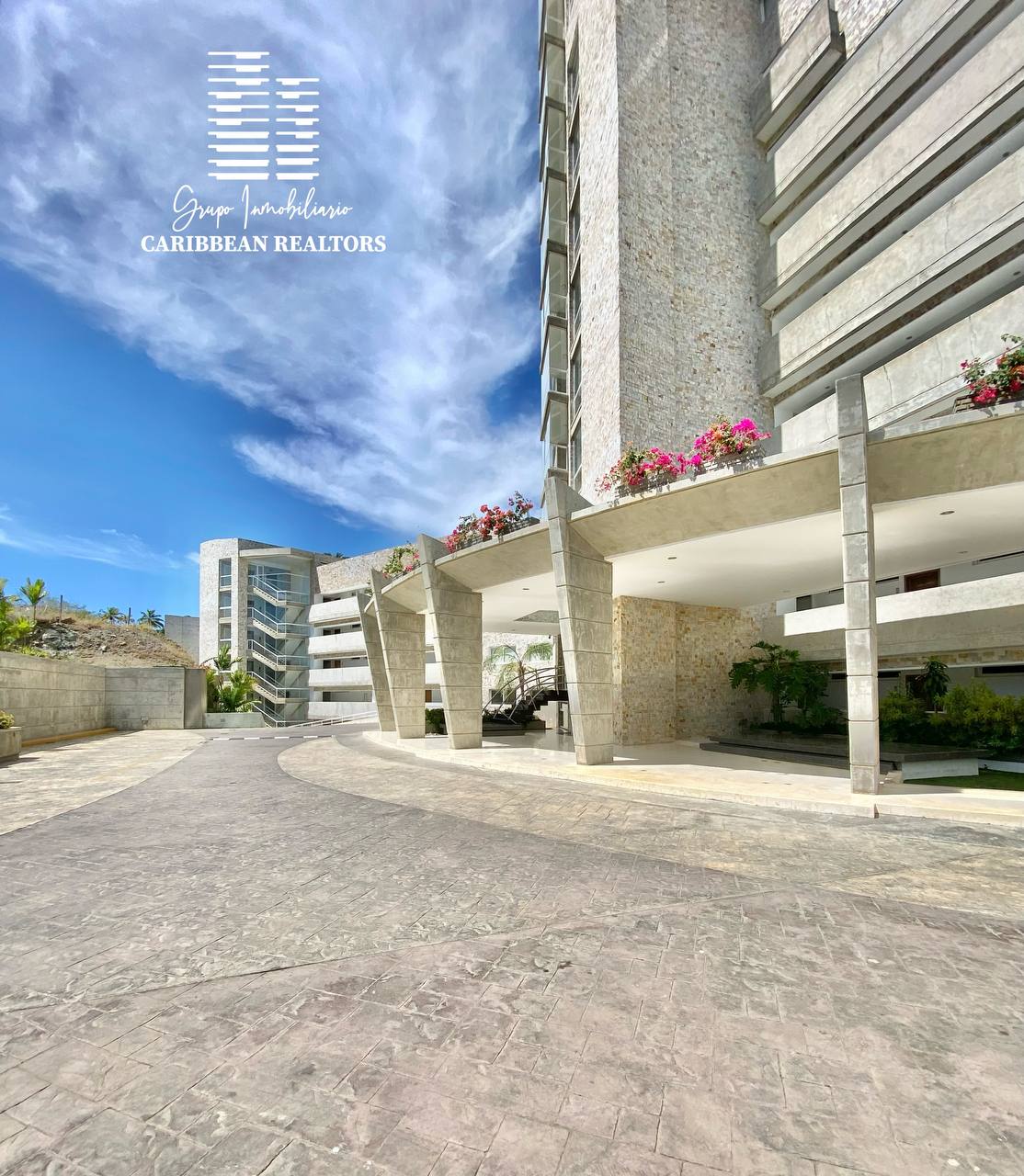 EN VENTA APARTAMENTO CON ESPECTACULAR VISTA AL MAR EN MORRO DE LA MAR II. AV RAUL LEONI