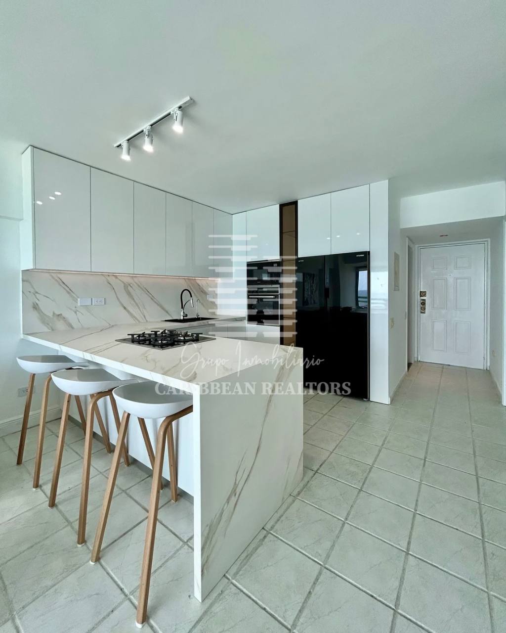 EN ALQUILER VACACIONAL MODERNO APARTAMENTO DE PLAYA EN EL CONDOMINIO BAHIA DORADA. PLAYA MORENO. PAMPATAR