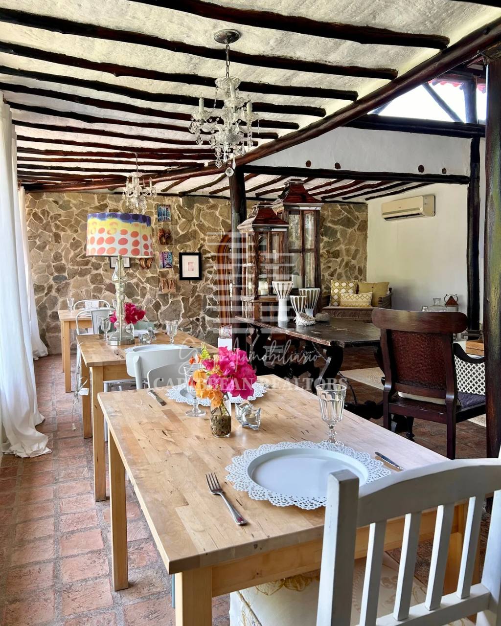 EN VENTA HERMOSA POSADA UBICADA EN GUACUCO COMPLETAMENTE EQUIPADA.