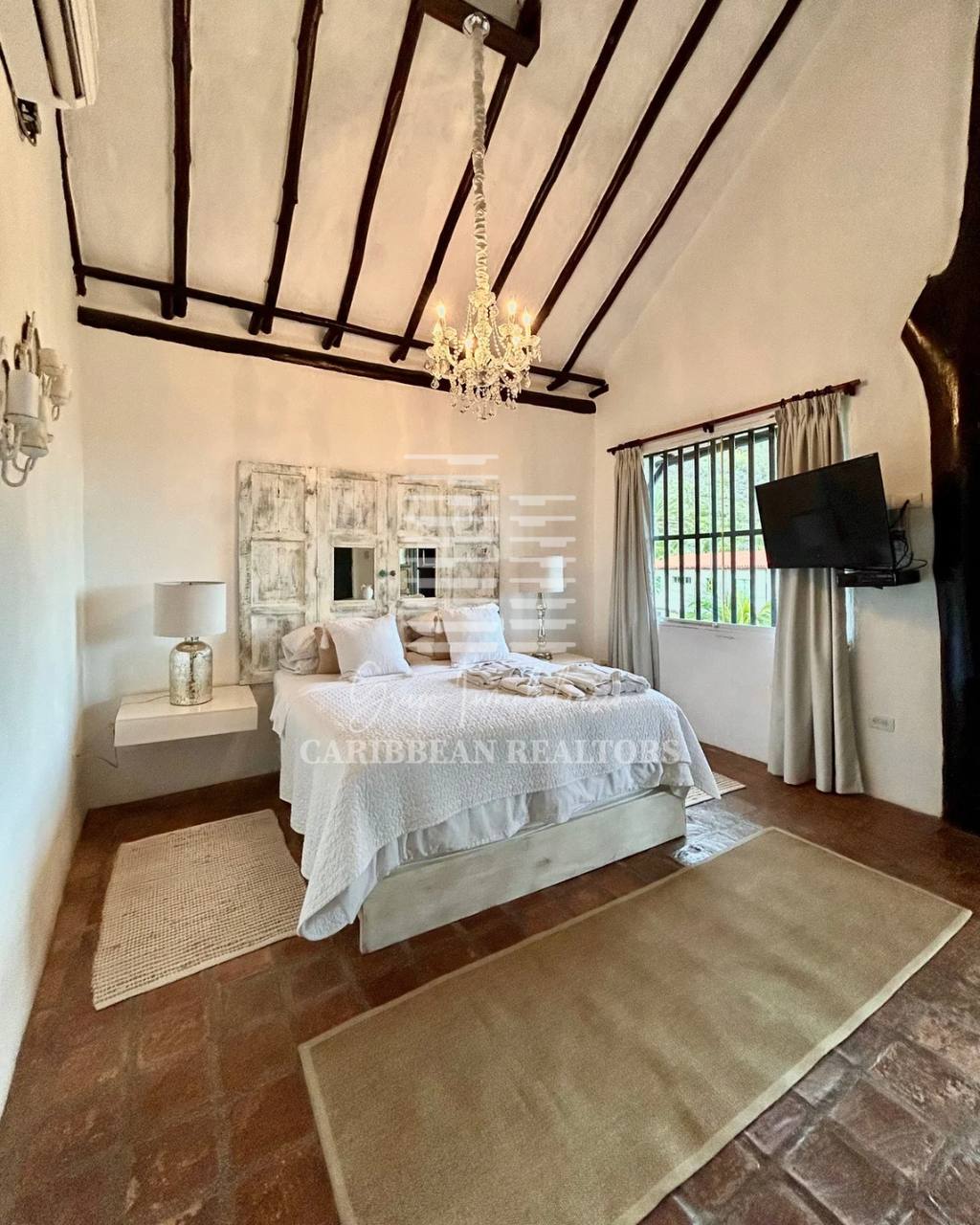 EN VENTA HERMOSA POSADA UBICADA EN GUACUCO COMPLETAMENTE EQUIPADA.