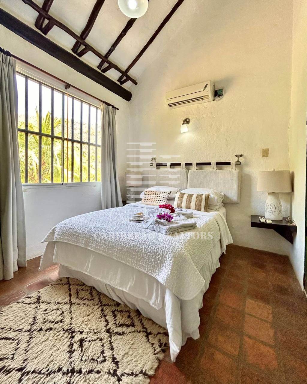 EN VENTA HERMOSA POSADA UBICADA EN GUACUCO COMPLETAMENTE EQUIPADA.