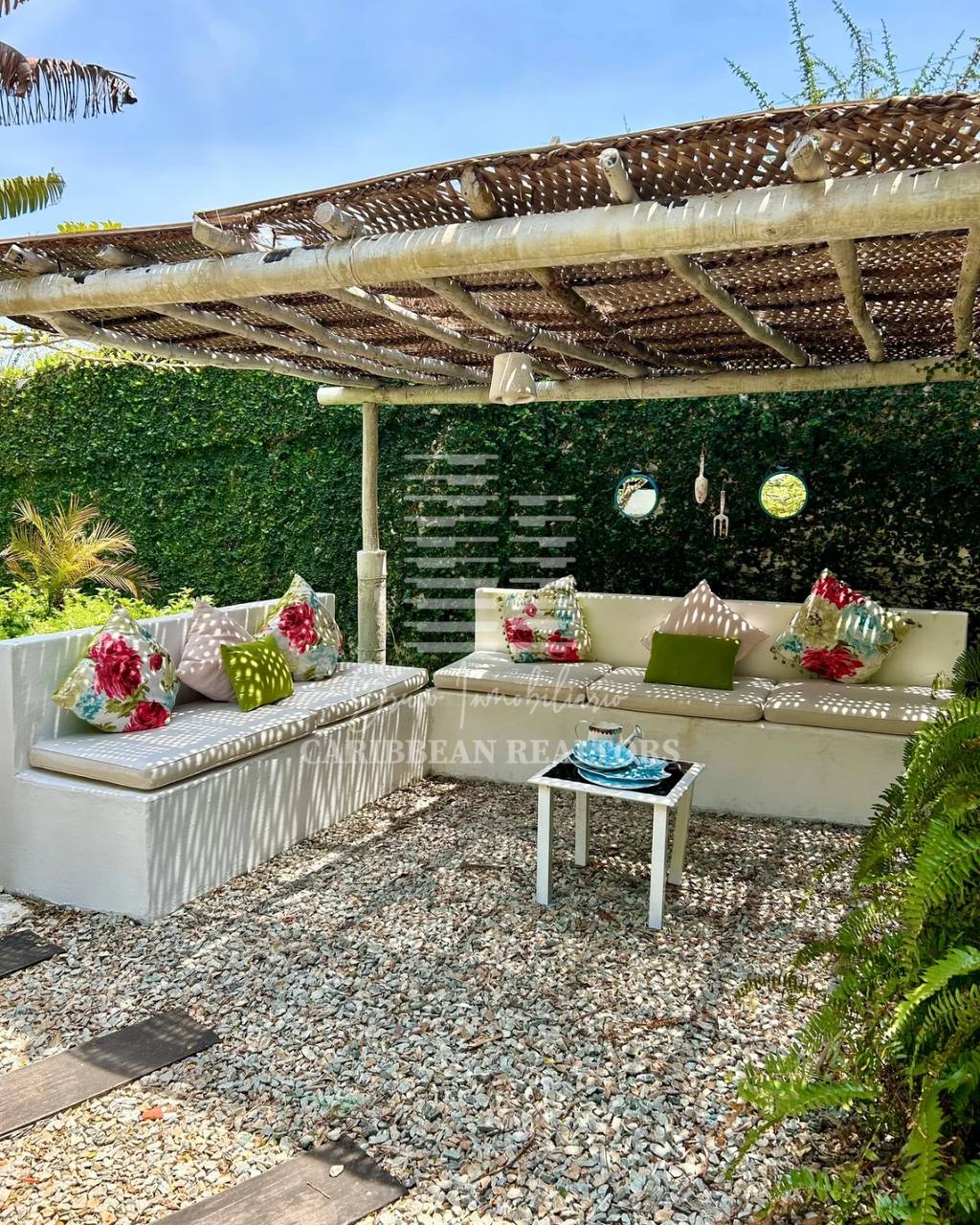 EN VENTA HERMOSA POSADA UBICADA EN GUACUCO COMPLETAMENTE EQUIPADA.