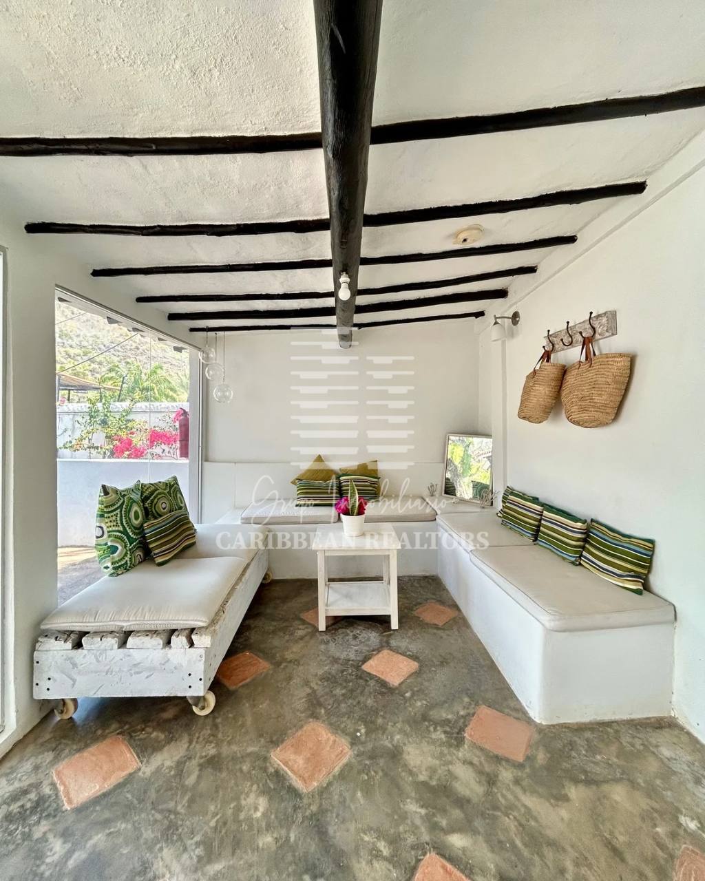 EN VENTA HERMOSA POSADA UBICADA EN GUACUCO COMPLETAMENTE EQUIPADA.