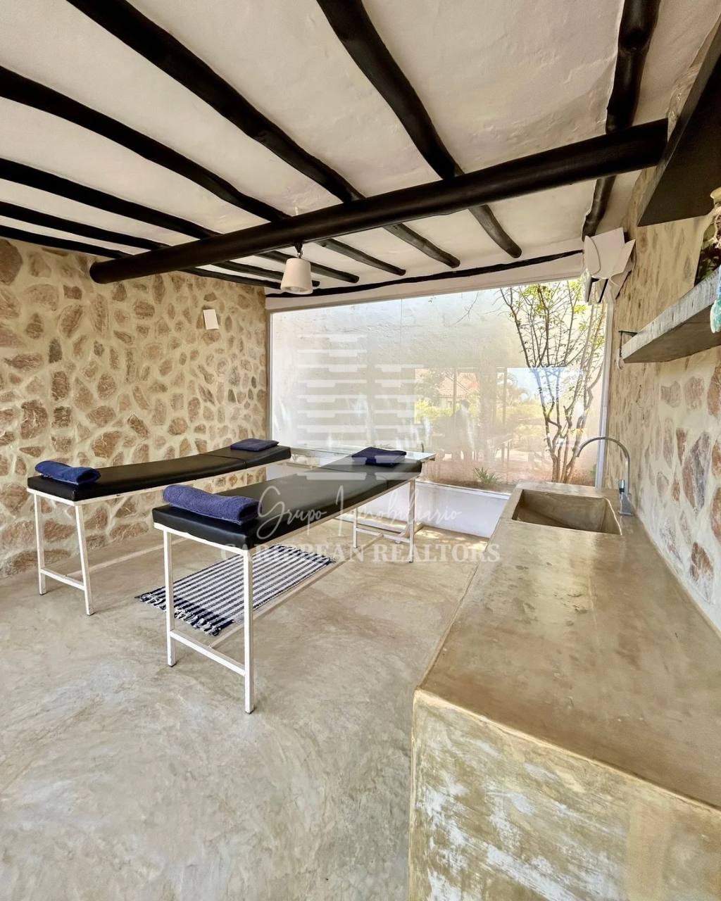 EN VENTA HERMOSA POSADA UBICADA EN GUACUCO COMPLETAMENTE EQUIPADA.