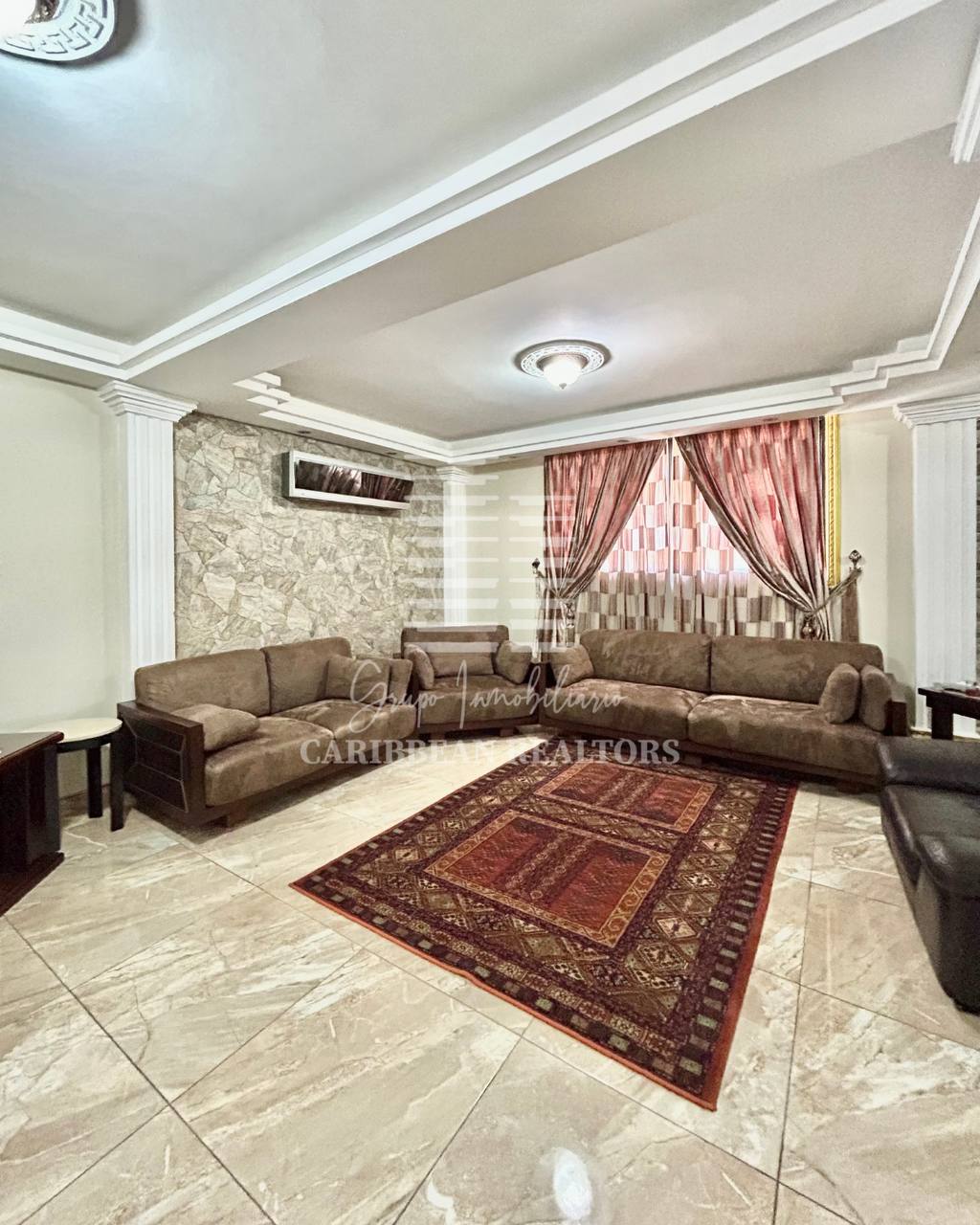 EN VENTA AMPLIA CASA EN LA URBANIZACION SABANAMAR. 