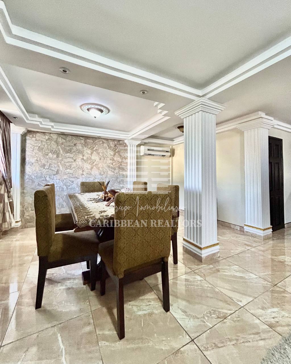 EN VENTA AMPLIA CASA EN LA URBANIZACION SABANAMAR. 