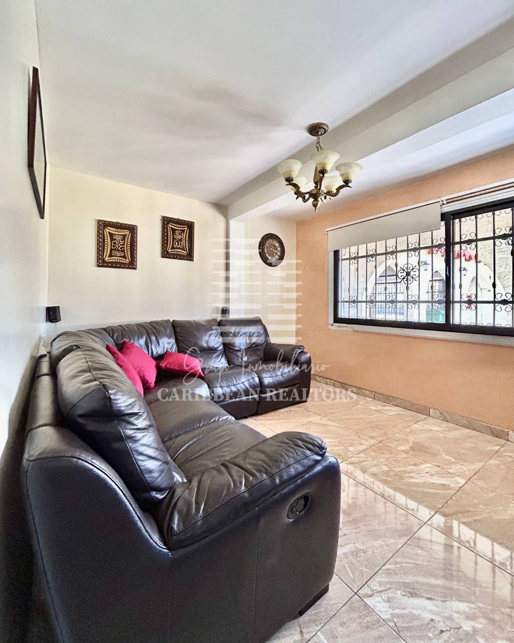 EN VENTA AMPLIA CASA EN LA URBANIZACION SABANAMAR. 