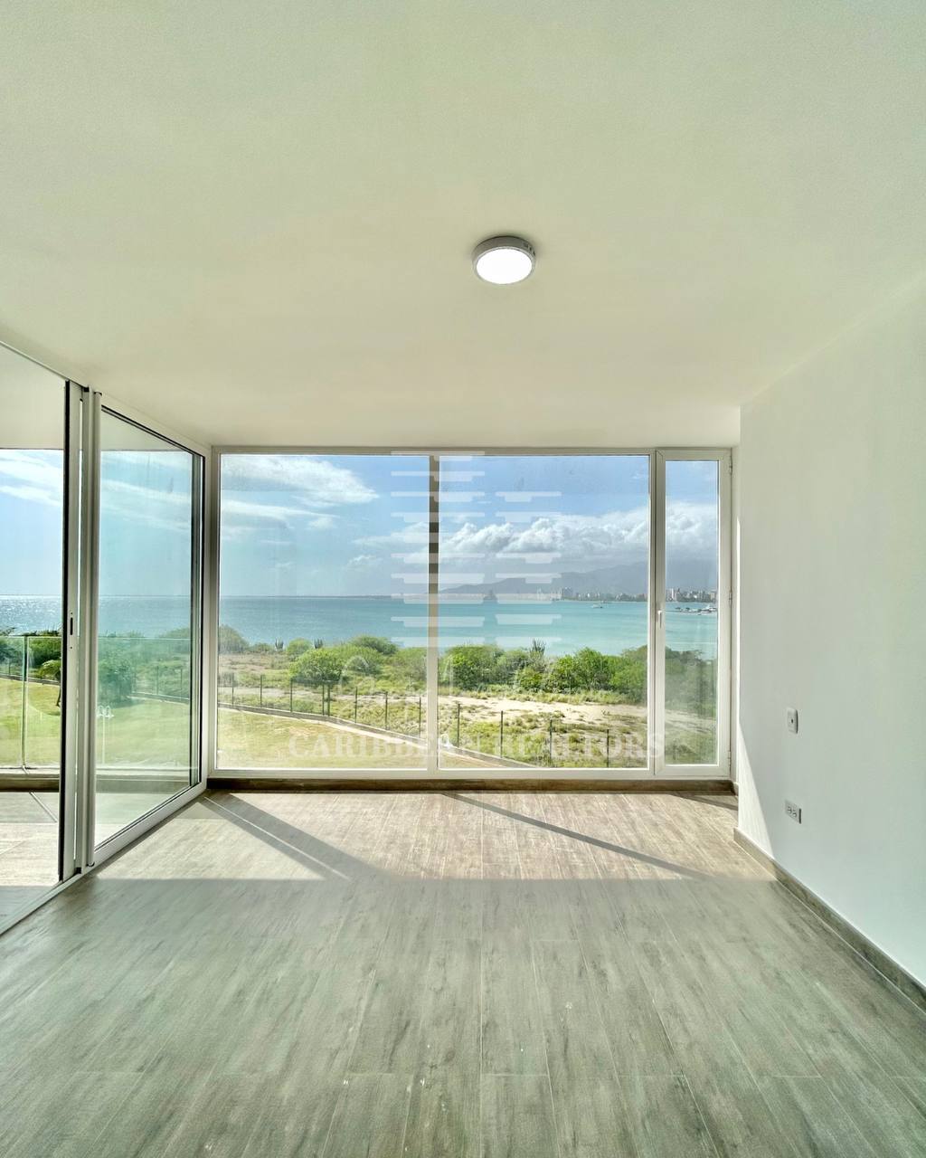 EN VENTA MODERNO APARTAMENTO CON VISTA AL MAR EN EL CONJUNTO RESIDENCIAL MORRO DE LA MAR II. 