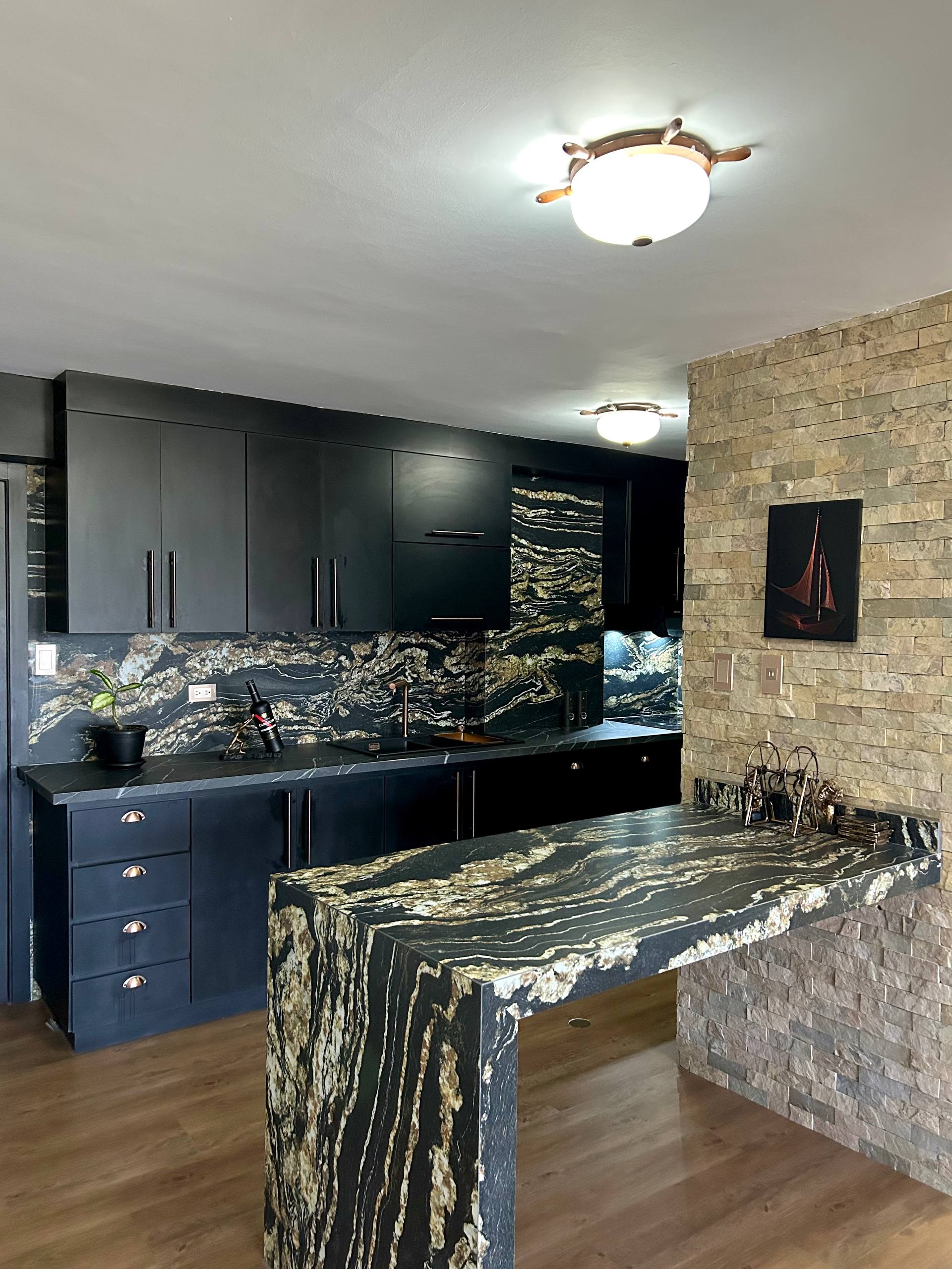 EN VENTA APARTAMENTO EN EL CONJUNTO RESIDENCIAL PLAYA MORENO EDIFICIO CARLA. AV. BOLIVAR.