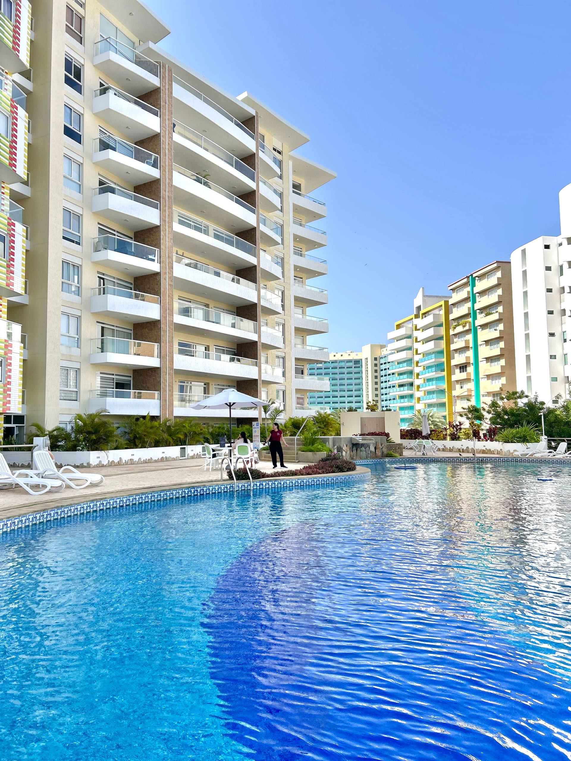 EN VENTA APARTAMENTO EN EL CONJUNTO RESIDENCIAL BLUE BAY SUITES. PLAYA MORENO. PAMPATAR.