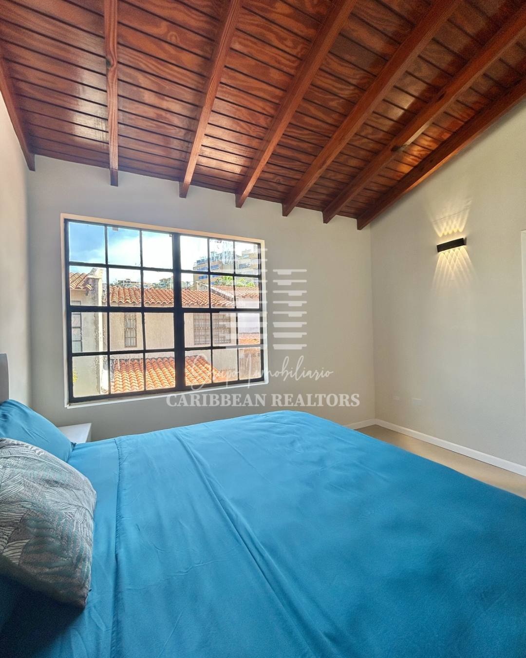 EN VENTA MODERNO TOWN HOUSE, REMODELADO  Y A ESTRENAR EN EL COJUNTO RESIDENCIAL EL EDEN EN LA URB. PARAISO 2 . PAMPATAR.