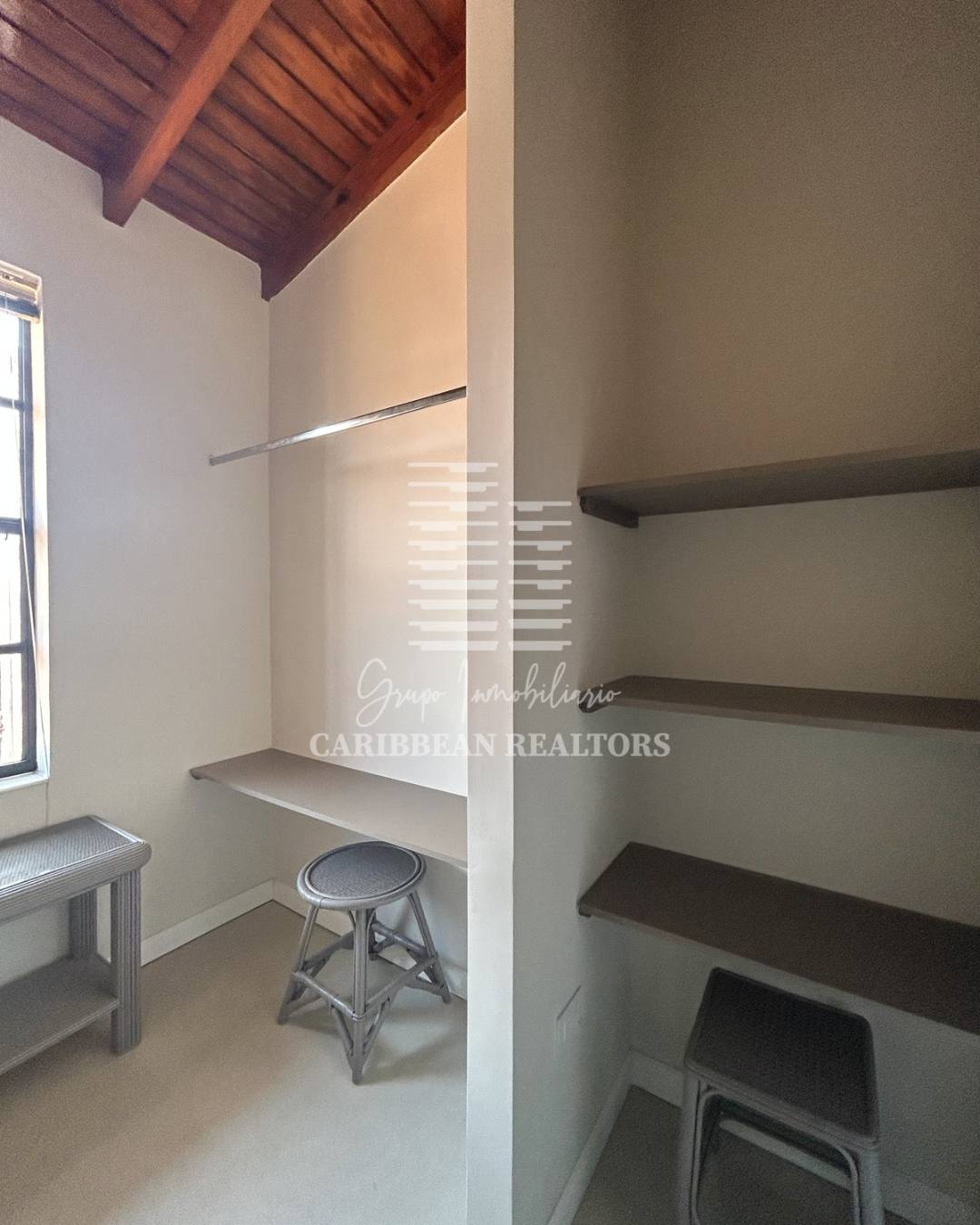 EN VENTA MODERNO TOWN HOUSE, REMODELADO  Y A ESTRENAR EN EL COJUNTO RESIDENCIAL EL EDEN EN LA URB. PARAISO 2 . PAMPATAR.