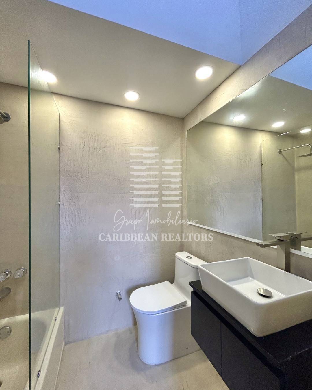 EN VENTA MODERNO TOWN HOUSE, REMODELADO  Y A ESTRENAR EN EL COJUNTO RESIDENCIAL EL EDEN EN LA URB. PARAISO 2 . PAMPATAR.