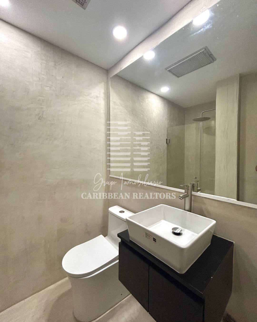 EN VENTA MODERNO TOWN HOUSE, REMODELADO  Y A ESTRENAR EN EL COJUNTO RESIDENCIAL EL EDEN EN LA URB. PARAISO 2 . PAMPATAR.