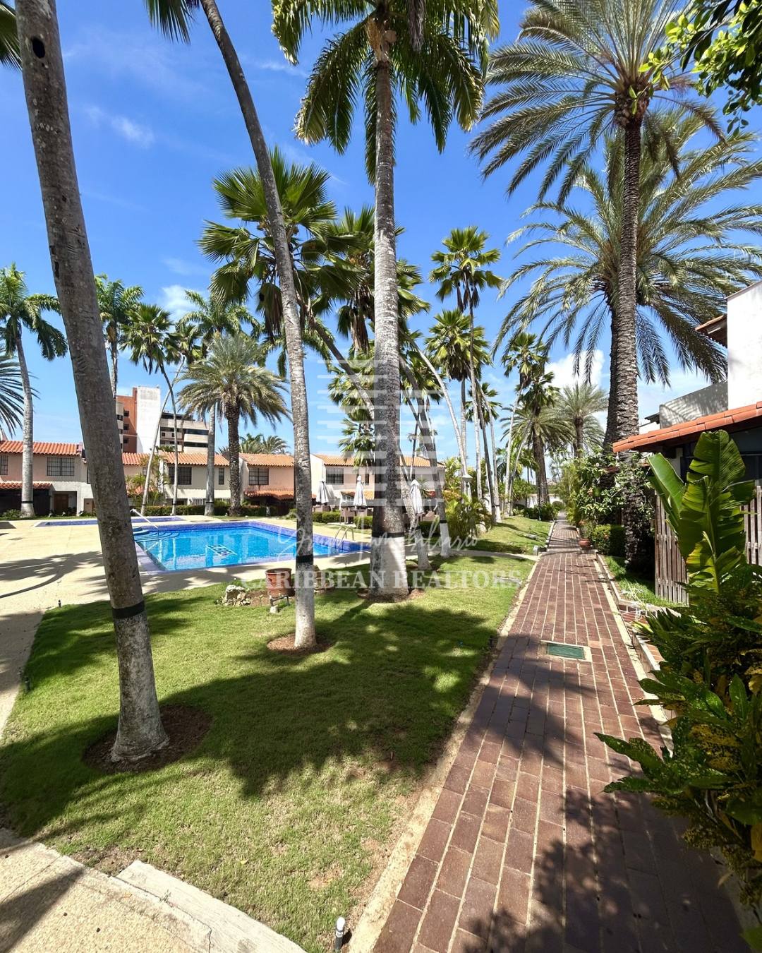 EN VENTA MODERNO TOWN HOUSE, REMODELADO  Y A ESTRENAR EN EL COJUNTO RESIDENCIAL EL EDEN EN LA URB. PARAISO 2 . PAMPATAR.