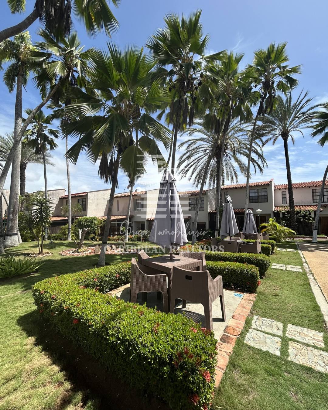 EN VENTA MODERNO TOWN HOUSE, REMODELADO  Y A ESTRENAR EN EL COJUNTO RESIDENCIAL EL EDEN EN LA URB. PARAISO 2 . PAMPATAR.