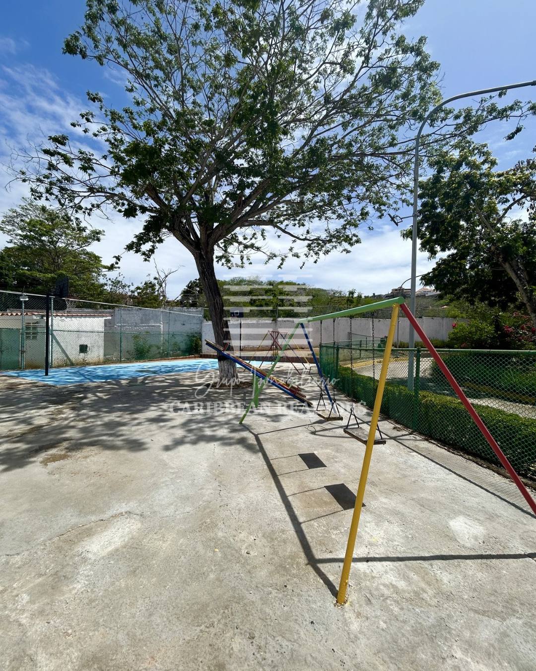 EN VENTA MODERNO TOWN HOUSE, REMODELADO  Y A ESTRENAR EN EL COJUNTO RESIDENCIAL EL EDEN EN LA URB. PARAISO 2 . PAMPATAR.