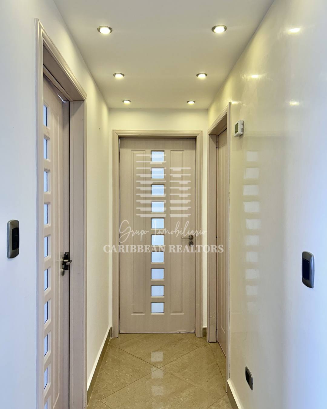 EN VENTA MODERNO PENTHOUSE CON VISTA AL MAR EN EL CONJUNTO RESIDENCIAL BLUE BAY SUITES. PLAYA MORENO. PAMPATAR.