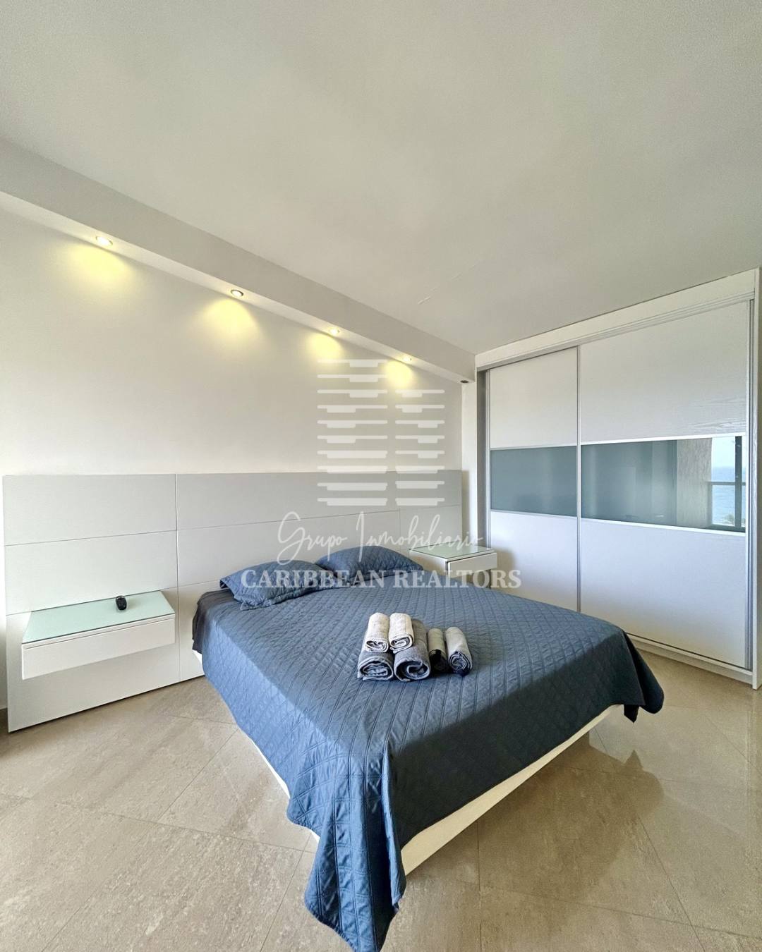 EN VENTA MODERNO PENTHOUSE CON VISTA AL MAR EN EL CONJUNTO RESIDENCIAL BLUE BAY SUITES. PLAYA MORENO. PAMPATAR.