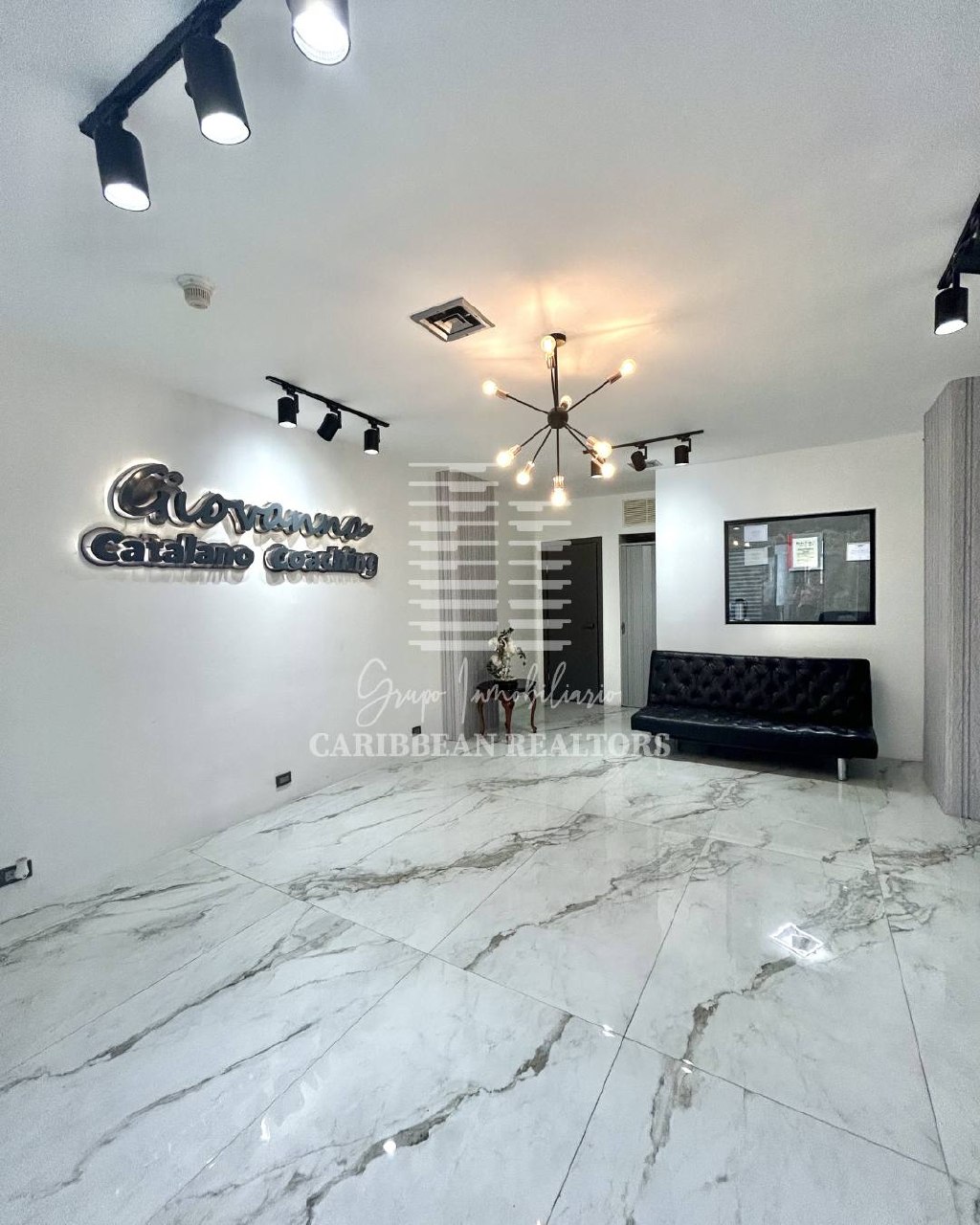 EN VENTA LOCAL COMERCIAL REMODELADO EN EL CENTRO COMERCIAL CCM. 