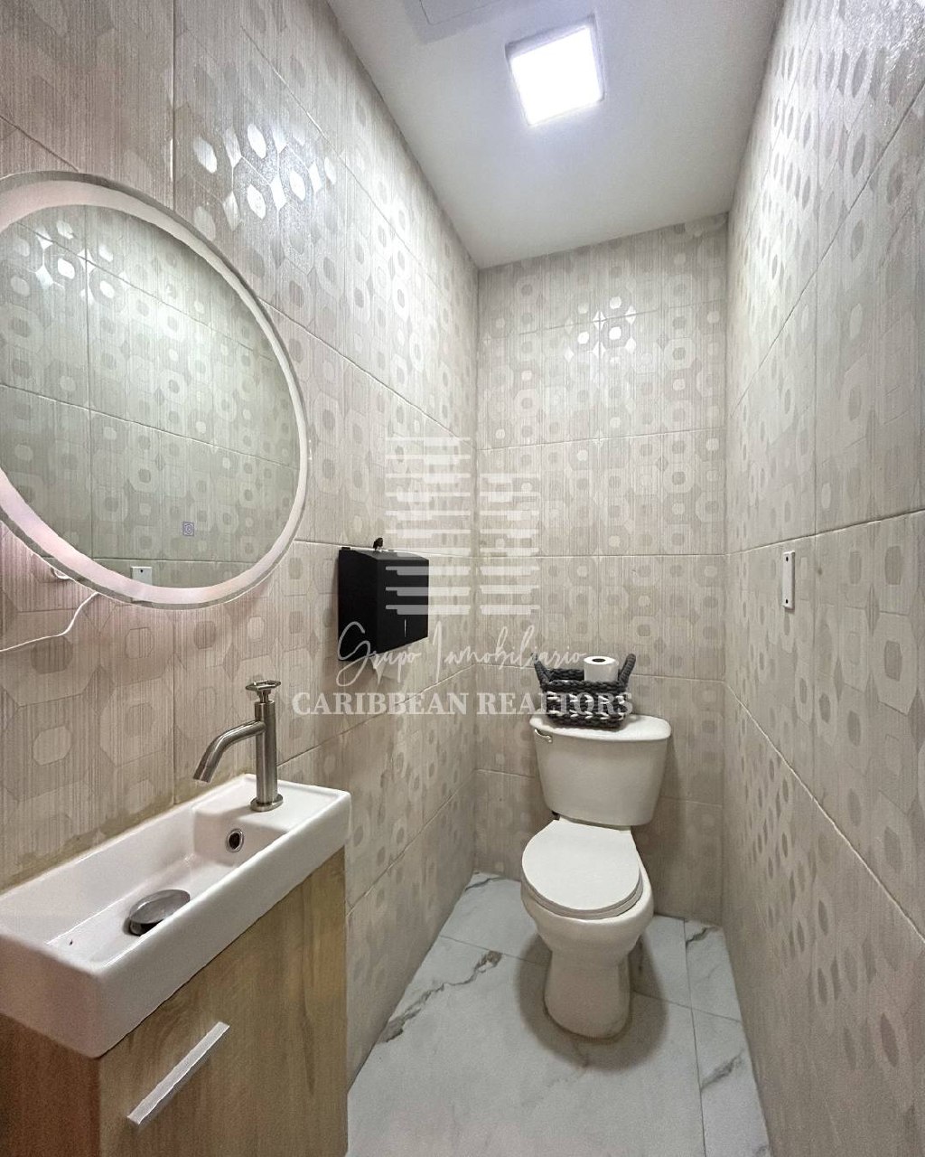 EN VENTA LOCAL COMERCIAL REMODELADO EN EL CENTRO COMERCIAL CCM. 