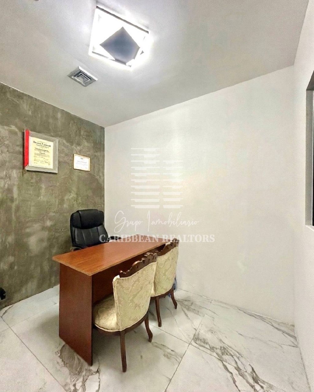EN VENTA LOCAL COMERCIAL REMODELADO EN EL CENTRO COMERCIAL CCM. 