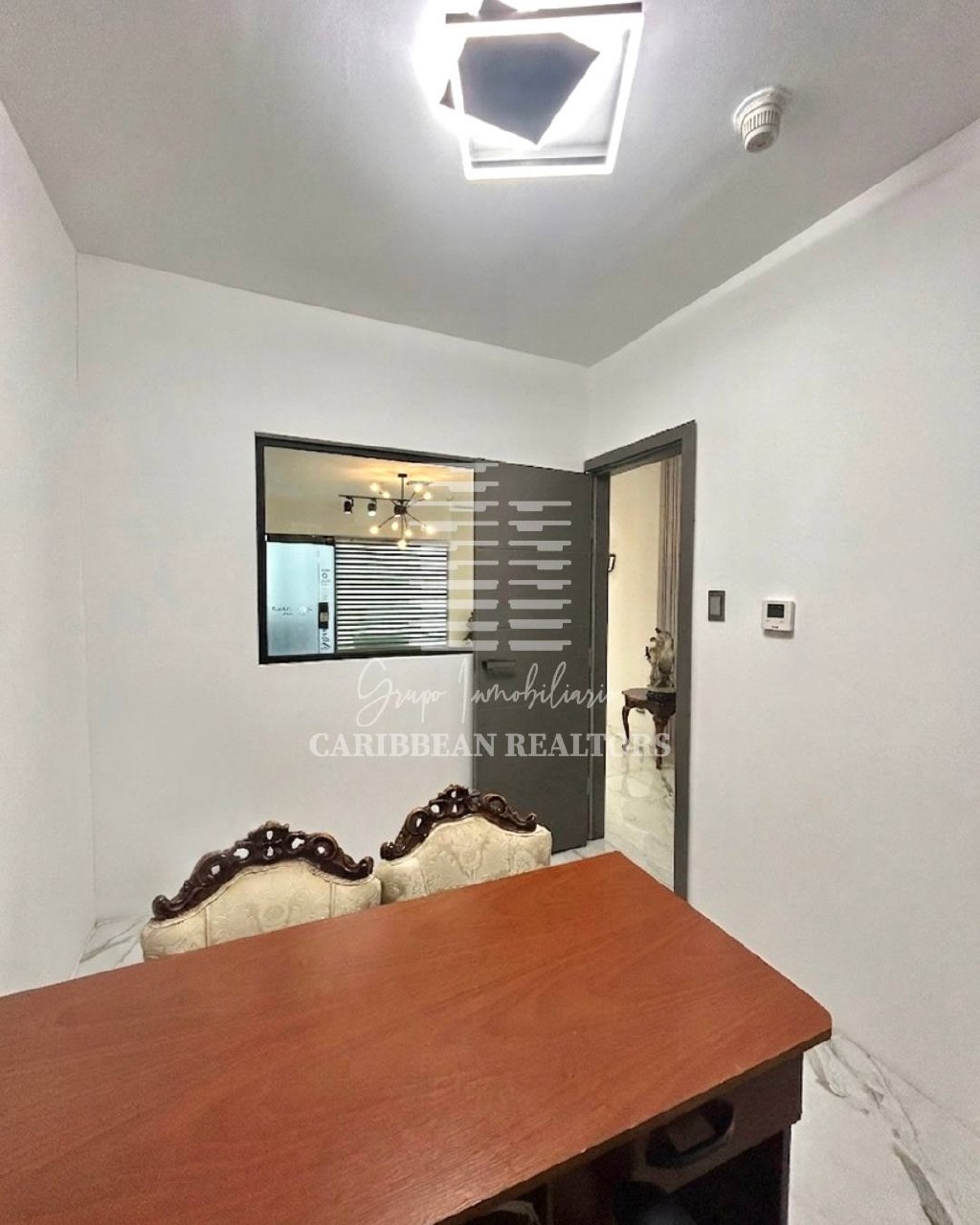 EN VENTA LOCAL COMERCIAL REMODELADO EN EL CENTRO COMERCIAL CCM. 
