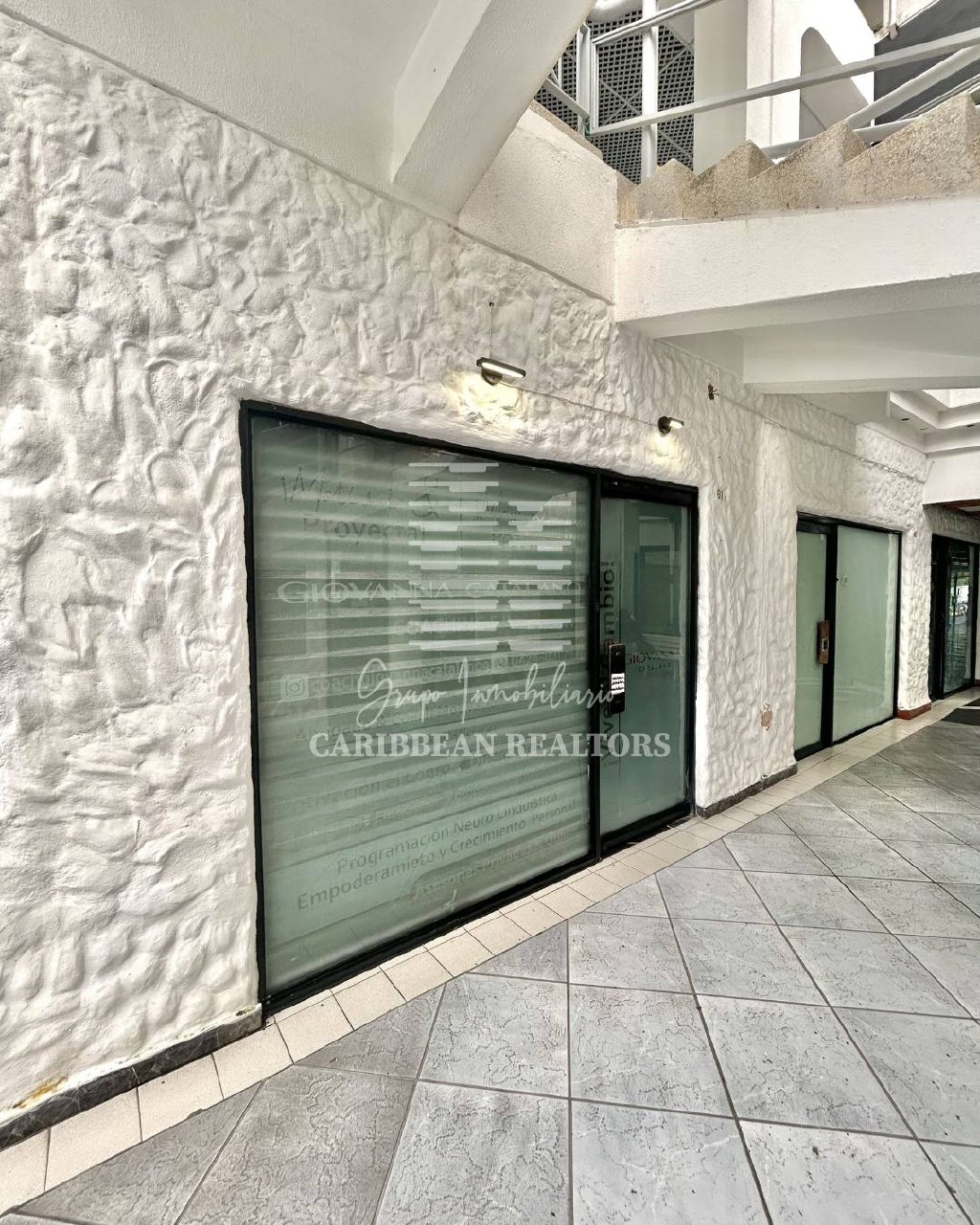 EN VENTA LOCAL COMERCIAL REMODELADO EN EL CENTRO COMERCIAL CCM. 