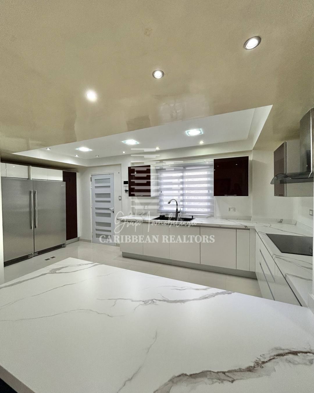 EN VENTA AMPLIAY MODERNA CASA EQUIPADA EN LA URB. PARAISO 2. PAMPATAR