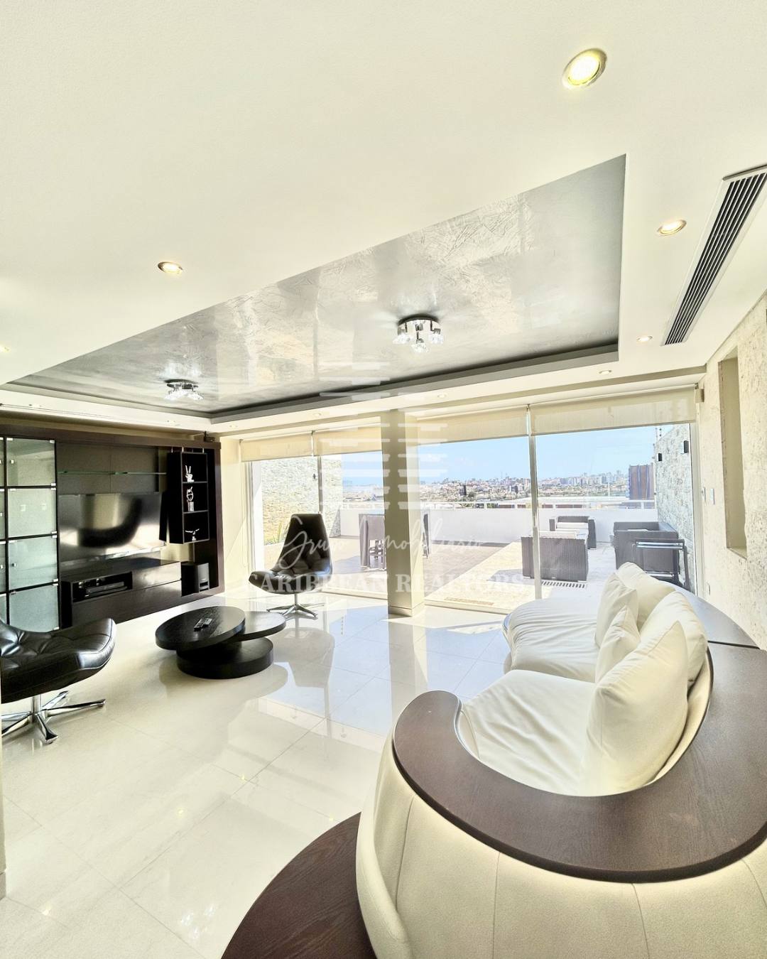 EN VENTA AMPLIAY MODERNA CASA EQUIPADA EN LA URB. PARAISO 2. PAMPATAR