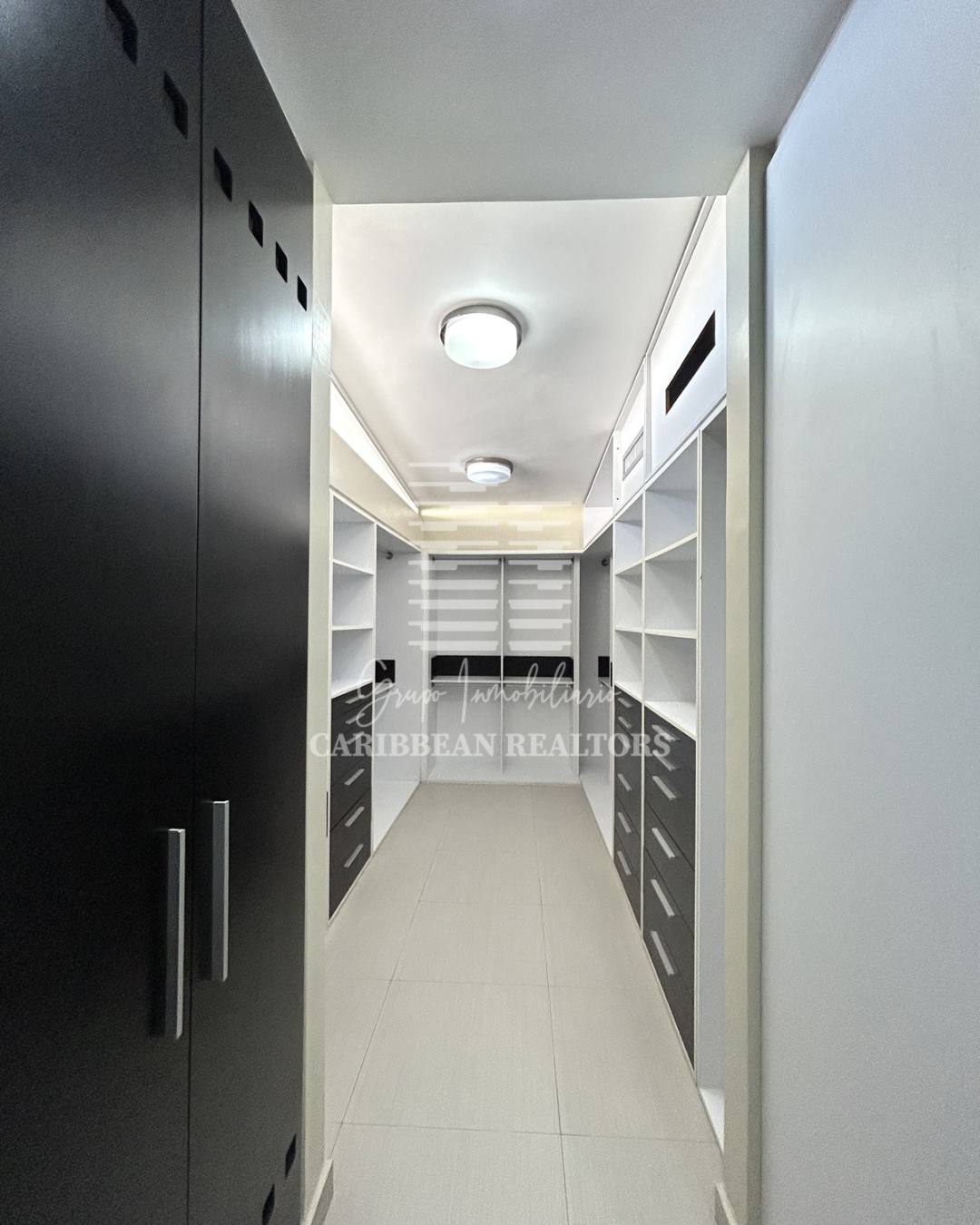 EN VENTA AMPLIAY MODERNA CASA EQUIPADA EN LA URB. PARAISO 2. PAMPATAR
