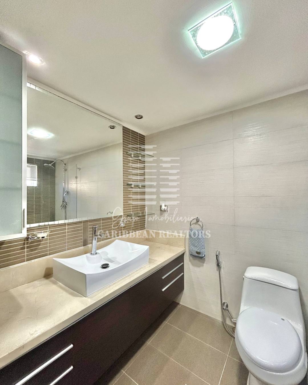 EN VENTA AMPLIAY MODERNA CASA EQUIPADA EN LA URB. PARAISO 2. PAMPATAR