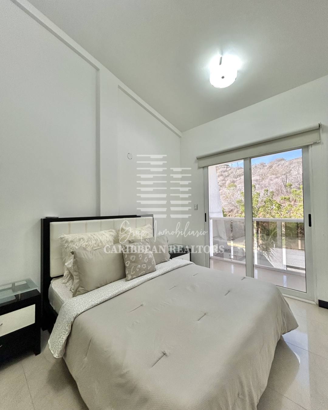 EN VENTA AMPLIAY MODERNA CASA EQUIPADA EN LA URB. PARAISO 2. PAMPATAR