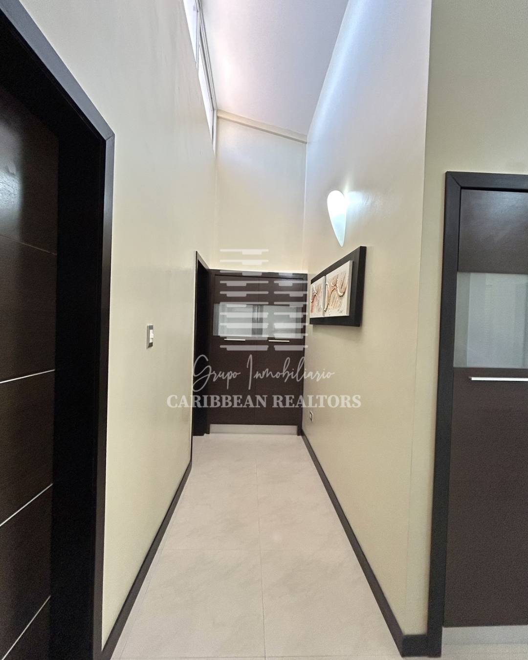 EN VENTA AMPLIAY MODERNA CASA EQUIPADA EN LA URB. PARAISO 2. PAMPATAR