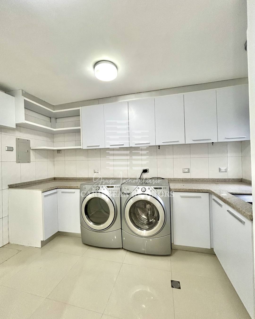 EN VENTA AMPLIAY MODERNA CASA EQUIPADA EN LA URB. PARAISO 2. PAMPATAR