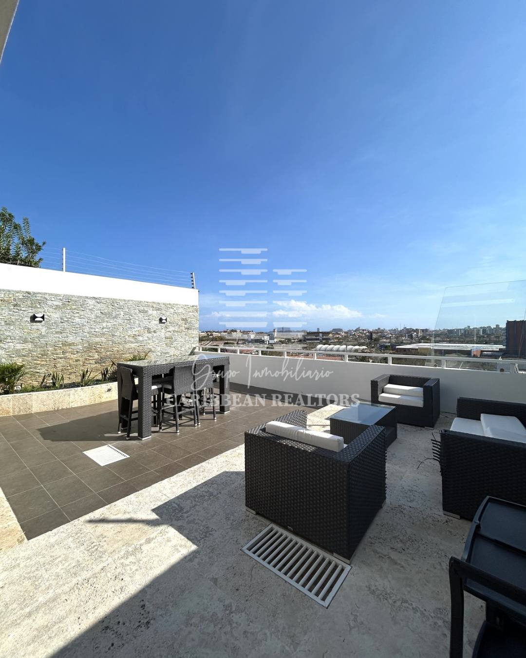 EN VENTA AMPLIAY MODERNA CASA EQUIPADA EN LA URB. PARAISO 2. PAMPATAR