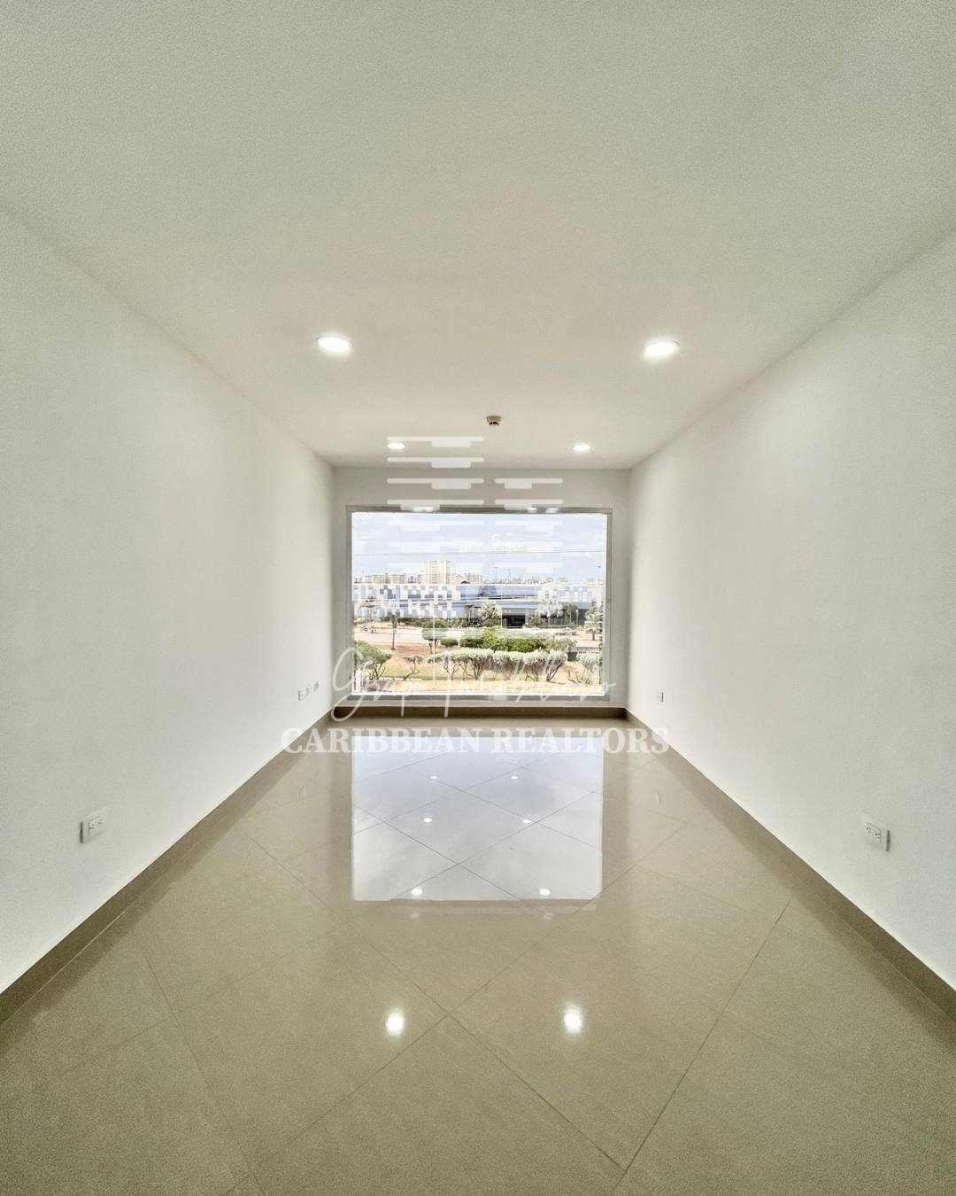 EN ALQUILER MODERNA OFICINA UBICADA EN EL EXCLUSIVO CENTRO EMPRESARIAL OPUS. 