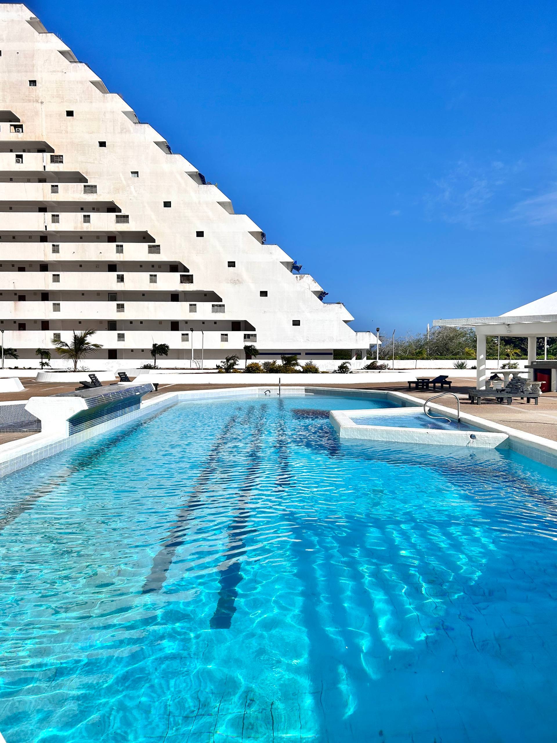 EN VENTA APARTAMENTO PARA REMODELAR CON VISTA AL MAR EN EL CONJUNTO RESIDENCIAL BAHÍA DEL MORRO II. 