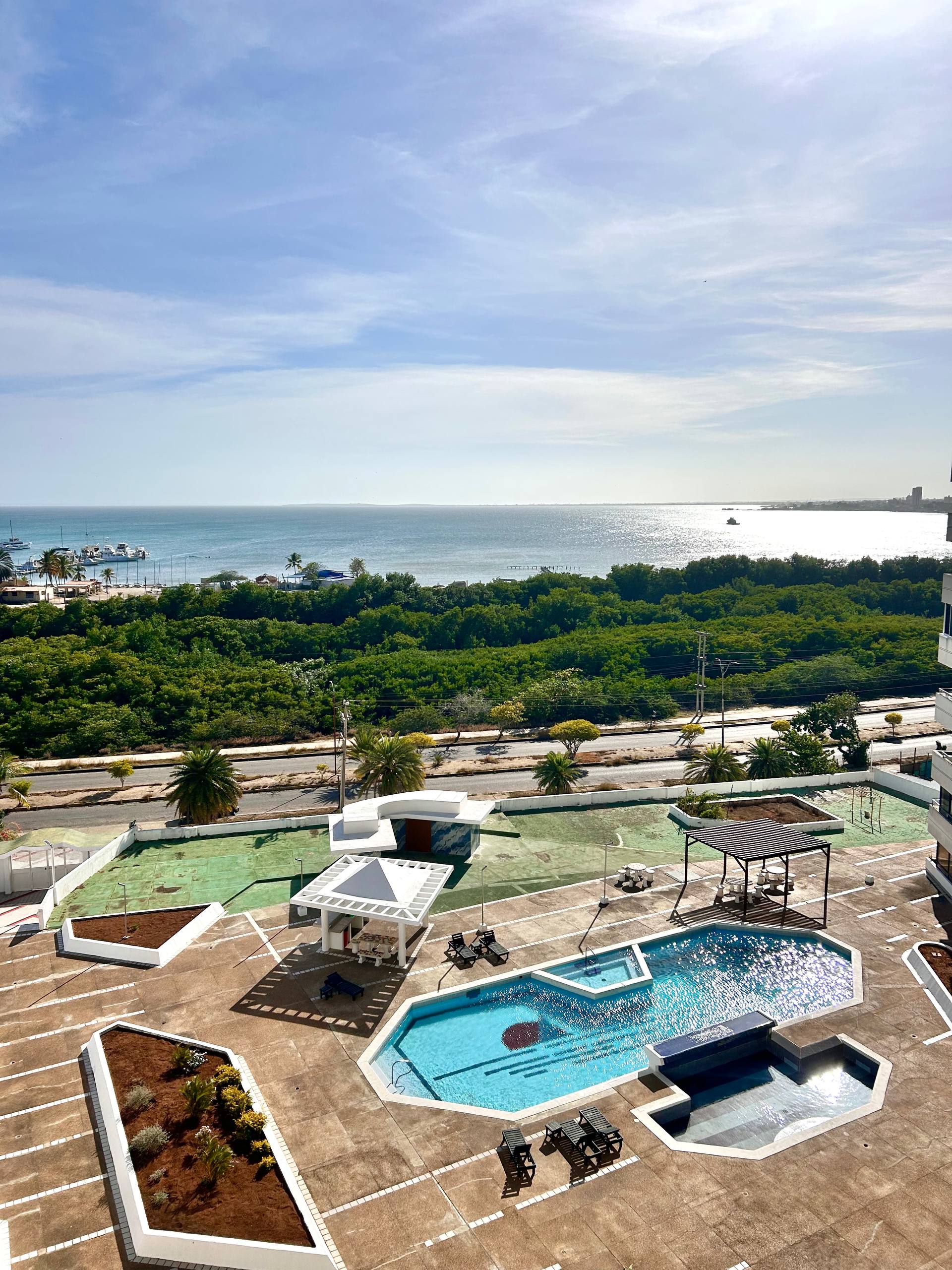 EN VENTA APARTAMENTO PARA REMODELAR CON VISTA AL MAR EN EL CONJUNTO RESIDENCIAL BAHÍA DEL MORRO II. 