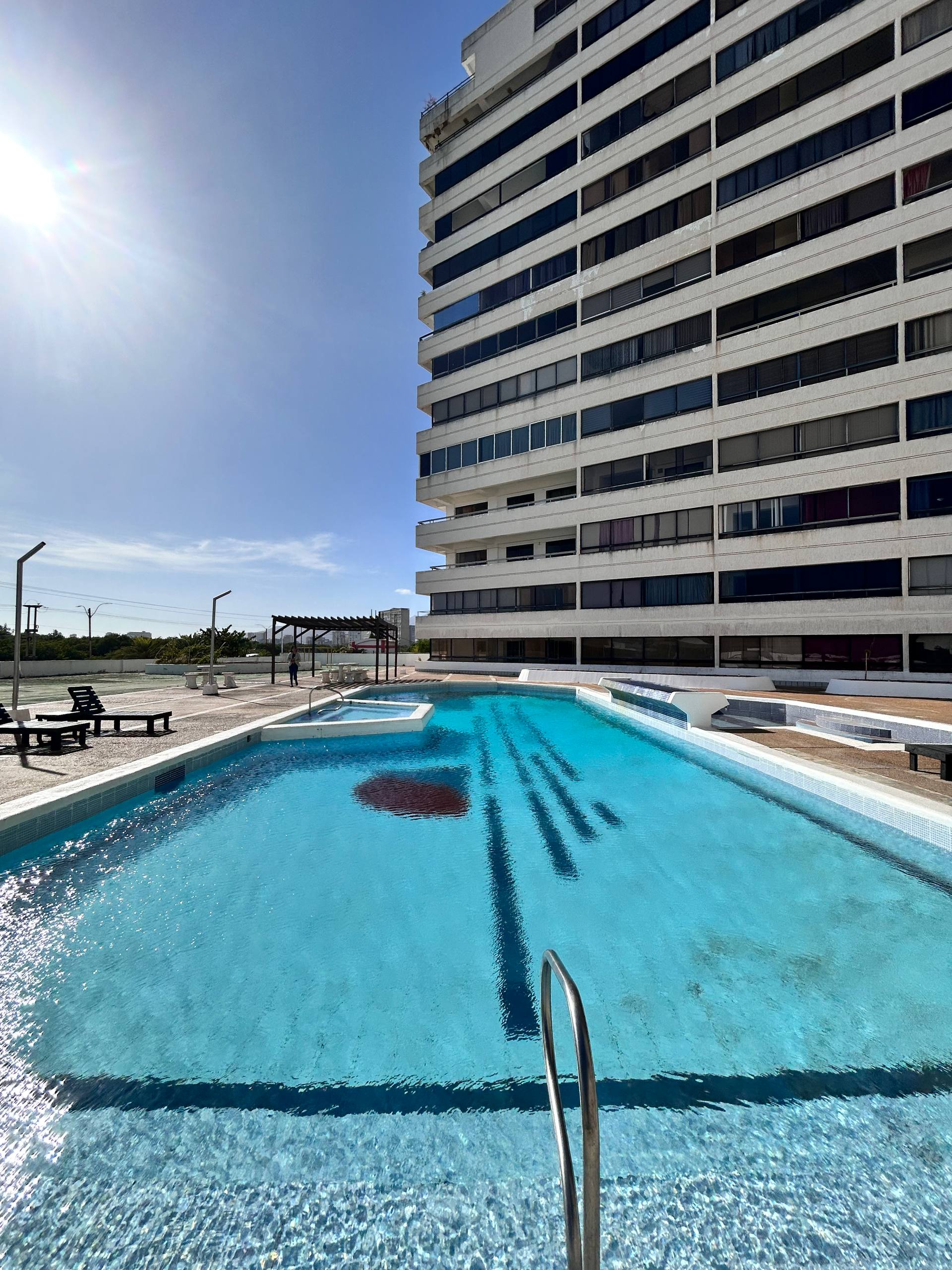 EN VENTA APARTAMENTO PARA REMODELAR CON VISTA AL MAR EN EL CONJUNTO RESIDENCIAL BAHÍA DEL MORRO II. 