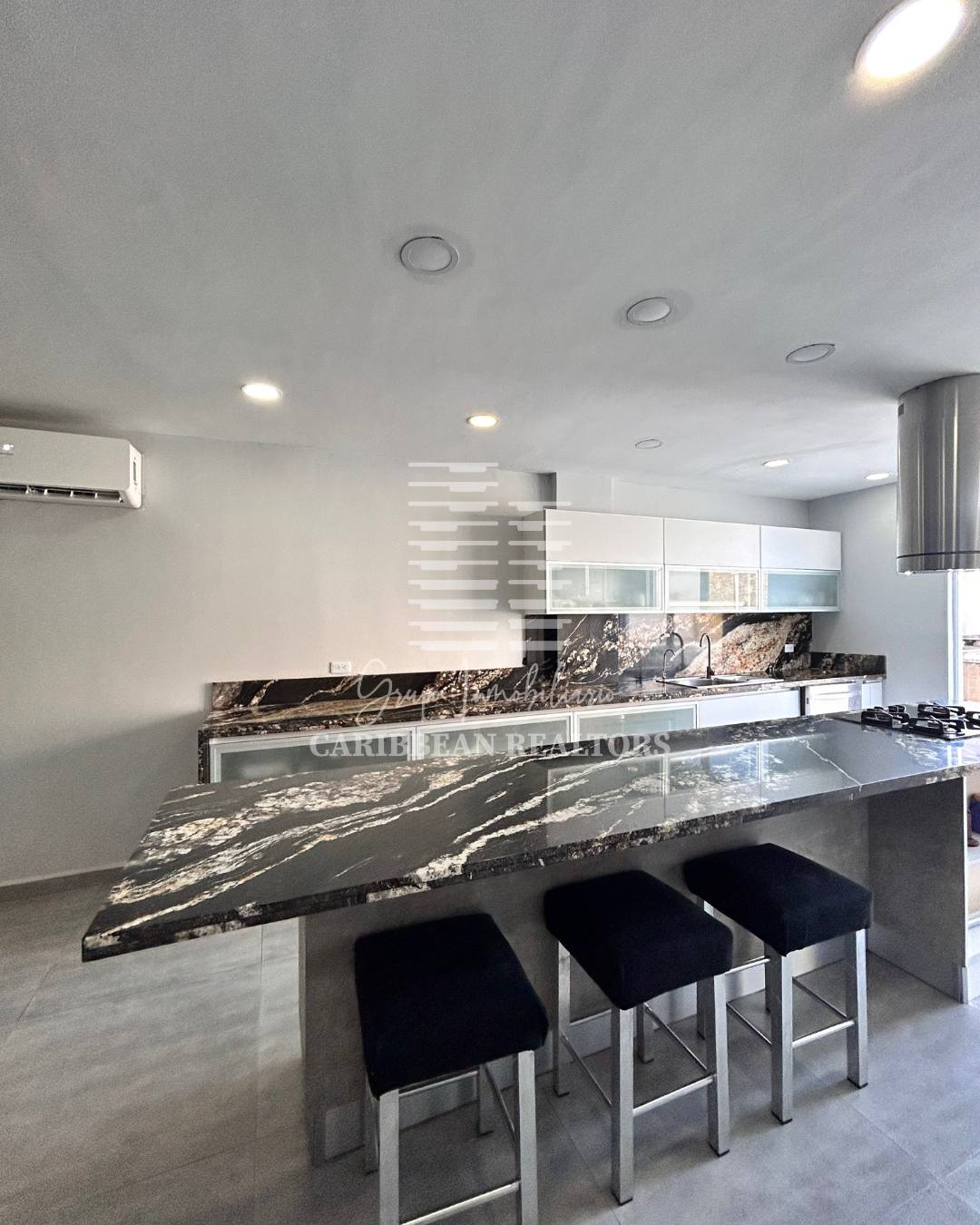 EN VENTA AMPLIA CASA EN LA URBANIZACIÓN JORGE COLL. MANEIRO.