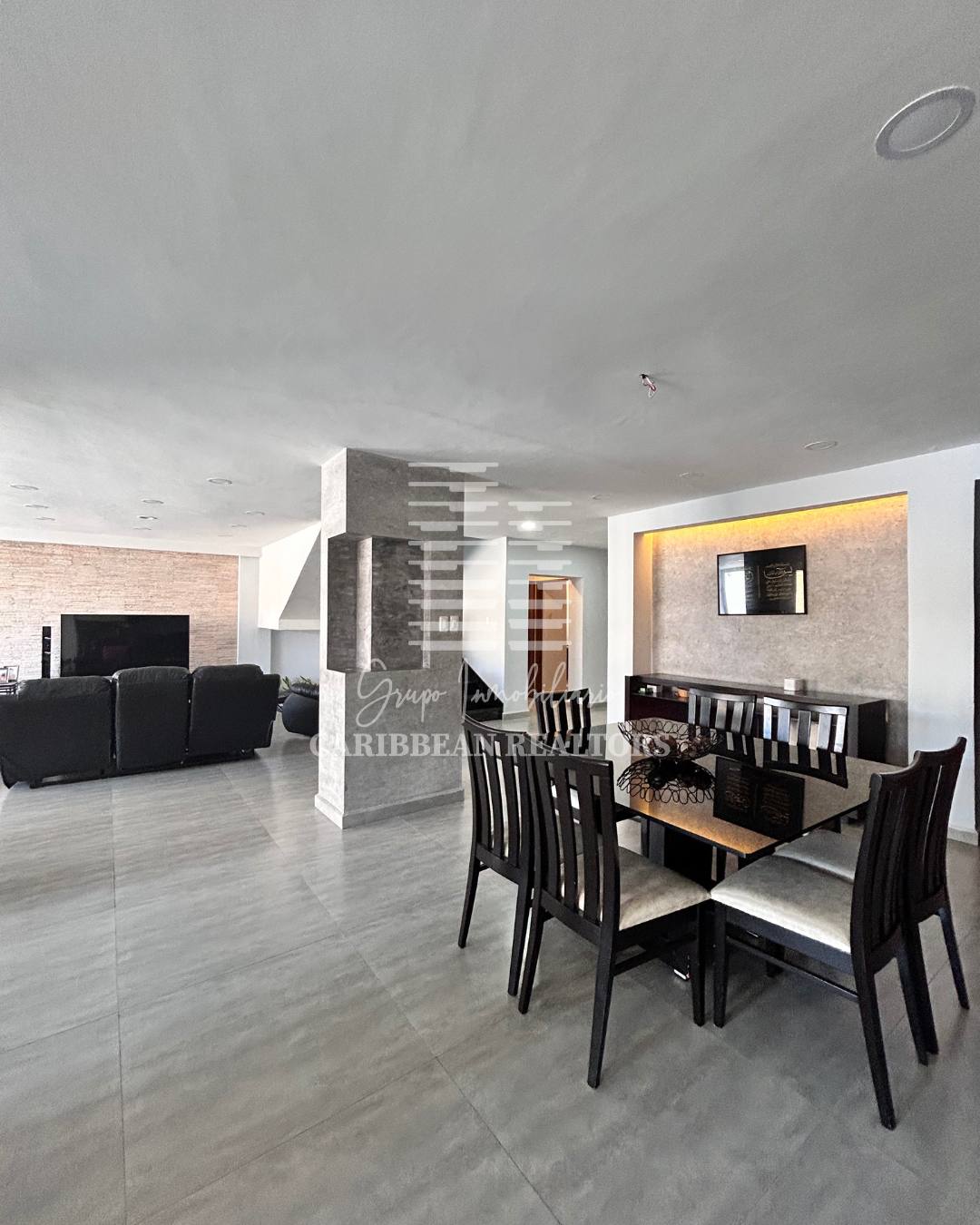 EN VENTA AMPLIA CASA EN LA URBANIZACIÓN JORGE COLL. MANEIRO.